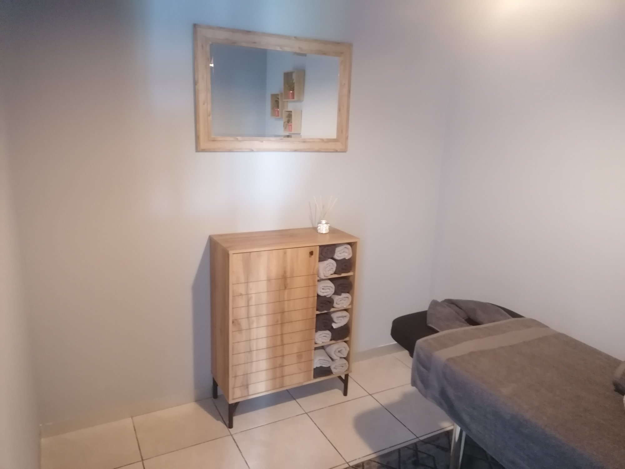 Treatment room towel cabinet and mirror